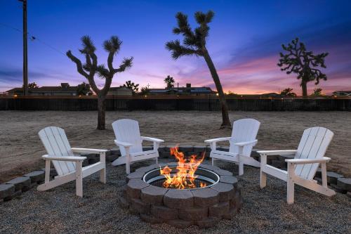 Modern Desert Escape - Fire Pit, BBQ and Design! home