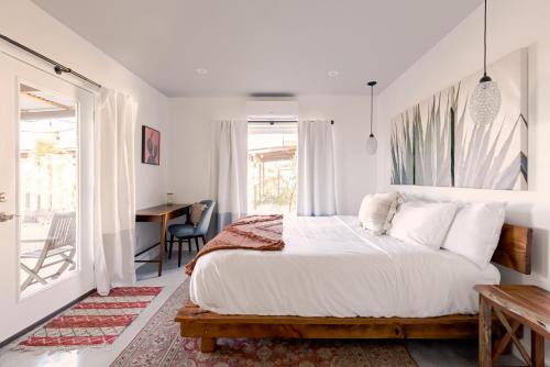 Warren Vista Ranch - Heated Pool, Hot Tub! home in Yucca Valley, USA
