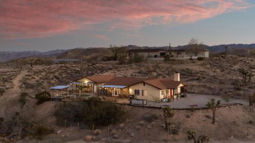 Warren Vista Ranch - Heated Pool, Hot Tub! home in Yucca Valley, USA