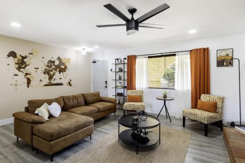Sky Harbor House - Centrally Located withHot Tub home in Yucca Valley, USA