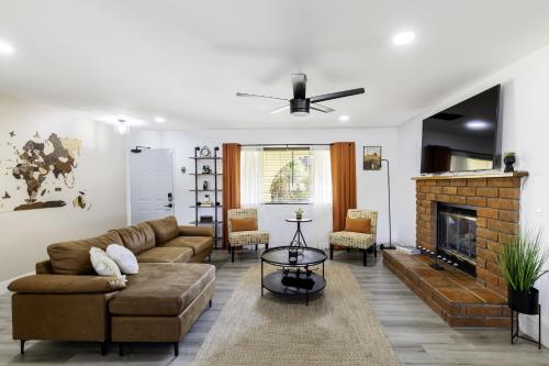 Sky Harbor House - Centrally Located withHot Tub home in Yucca Valley, USA