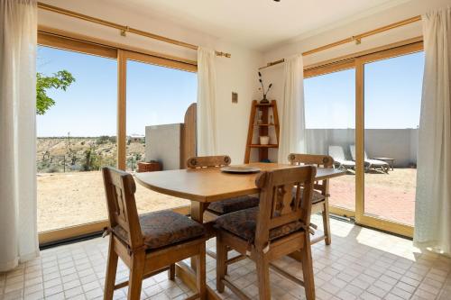 Mesa View Homestead - Cozy, 360 Views & Tranquility! home in Pioneertown, USA