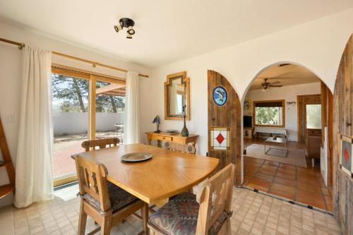 Mesa View Homestead - Cozy, 360 Views & Tranquility! home in Pioneertown, USA