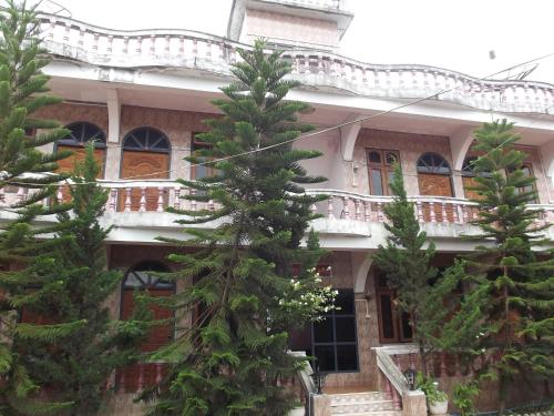 

HARRY'S TREKKING HOUSE & ADVENTURE TOURS