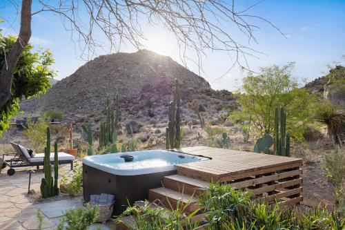 Moonbeam Mountain - Stylish Home withPrivate Boulders Hot Tub! home in Joshua Tree, USA