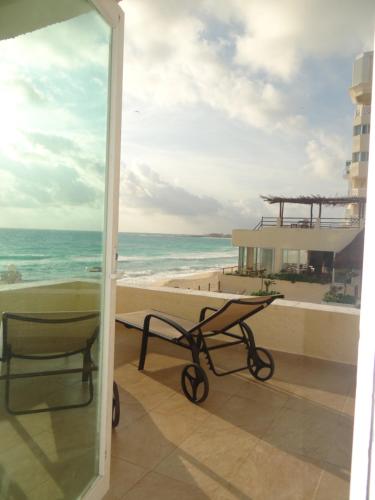 Cancun Plaza Condos - Tap to explore photos