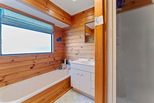 Getaway on Grove - Lake Taupo Holiday Home - image 3