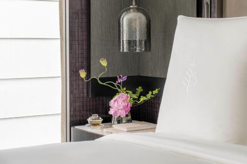 Deluxe King Room with City View  room in Four Seasons Hotel Hangzhou at Hangzhou Centre