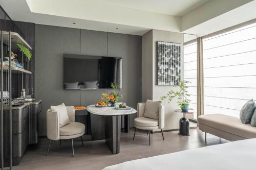 Deluxe King Room with City View  image 3