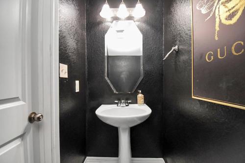 East Downtown 3BR House - Tap to explore photos