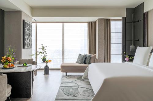 Deluxe King Room with City View  image 4