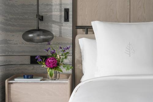 Deluxe King Room with Canal View  image 2