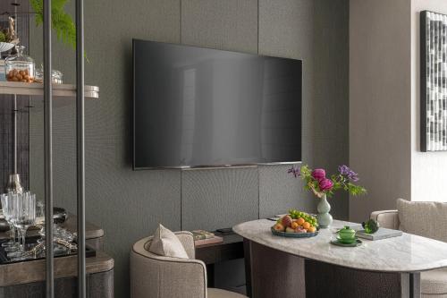 Deluxe King Room with Canal View  image 1