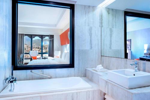 Deluxe King Room image 4