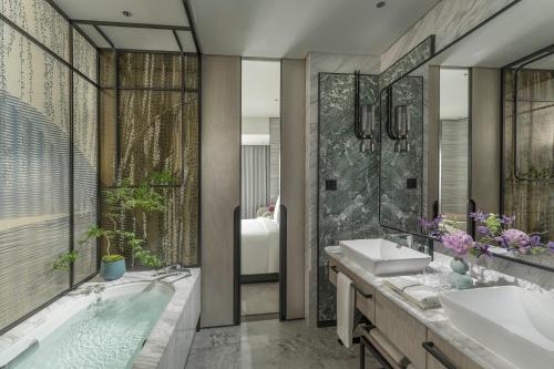 Deluxe King Room with Grand Canal View image 2