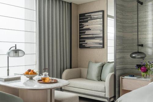 Deluxe King Room with Grand Canal View image 3