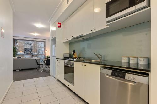 A Modern Studio for 6 Next to Darling Harbour - image 4