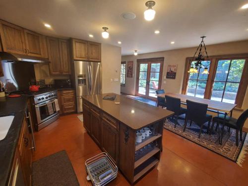 This Deluxe Colonial 4--bedroom Home Offers The Best Of Bozeman! in Bozeman, USA