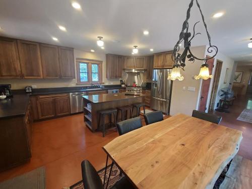 This Deluxe Colonial 4--bedroom Home Offers The Best Of Bozeman! in Bozeman, USA