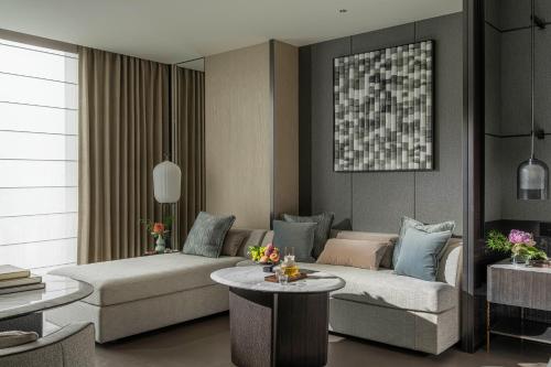 Premier King Room with City View  image 1