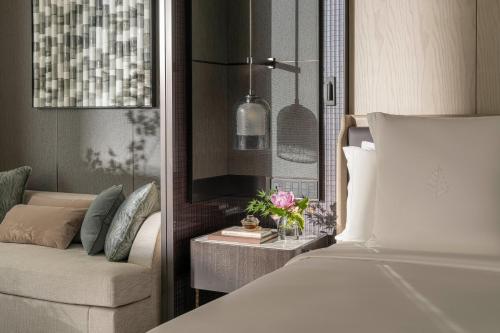 Premier King Room with City View  room in Four Seasons Hotel Hangzhou at Hangzhou Centre