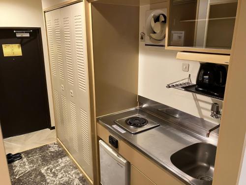 Deluxe Double Room with Small Double Bed - Smoking image 2