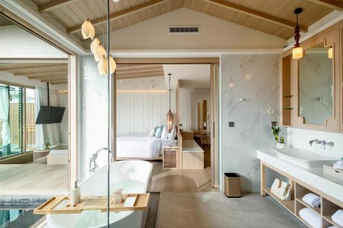 Badezimmer, The Little Shore Khao Lak by Katathani in Khao Lak