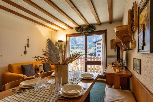 Apartment with Mountain View