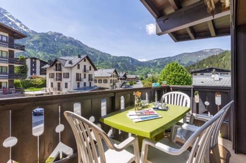 Apartment with Mountain View