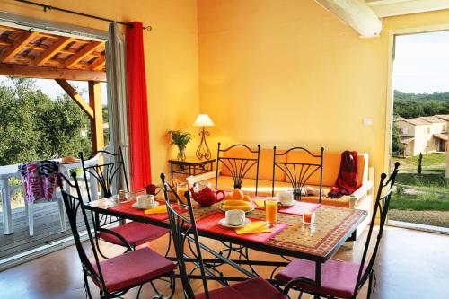 2 bedrooms, 4 beds