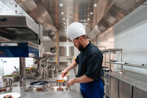 Ресторант, WESTOTEL TAVERNY PARIS VAL D'OISE in Таверни