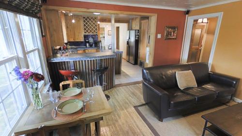 Exquisitely Remodeled With Hot Tub, Walk To Main St in Bozeman, USA