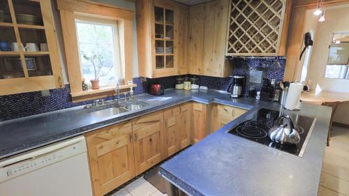 Exquisitely Remodeled With Hot Tub, Walk To Main St in Bozeman, USA