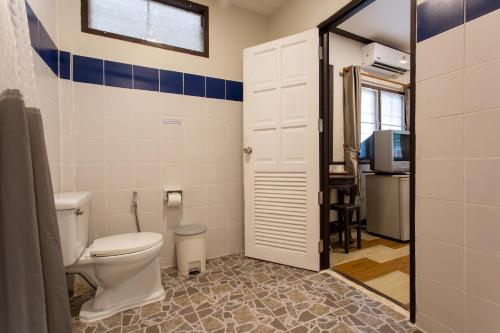 Standard Twin Room image 3