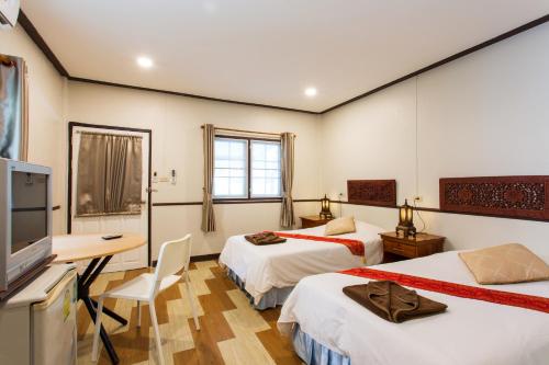 Standard Twin Room image 4