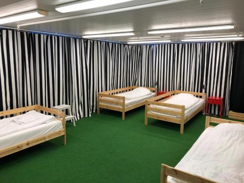 4 twin beds
