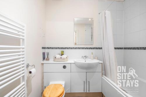 OnSiteStays - Charming 2BR in Central Hatfield with Parking