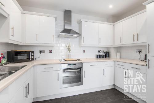 OnSiteStays - Charming 2BR in Central Hatfield with Parking