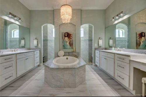 Gorgeous Lakefront Heated Pool Home, great Wi-Fi in Cape Coral in Burnt Store Marina (FL)