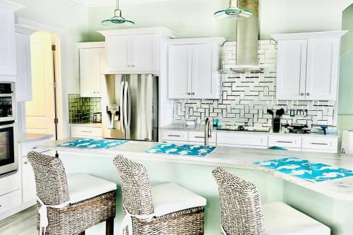 Gorgeous Lakefront Heated Pool Home, great Wi-Fi in Cape Coral in Burnt Store Marina (FL)