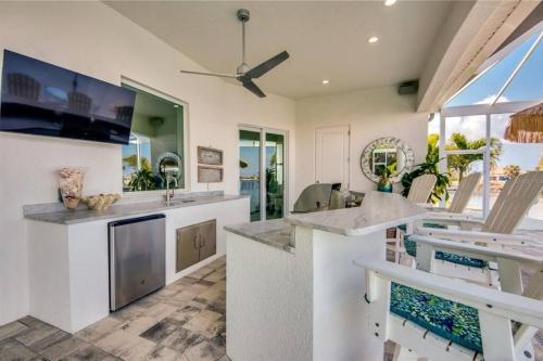 Gorgeous Lakefront Heated Pool Home, great Wi-Fi in Cape Coral in Burnt Store Marina (FL)