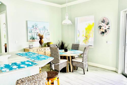 Gorgeous Lakefront Heated Pool Home, great Wi-Fi in Cape Coral in Burnt Store Marina (FL)