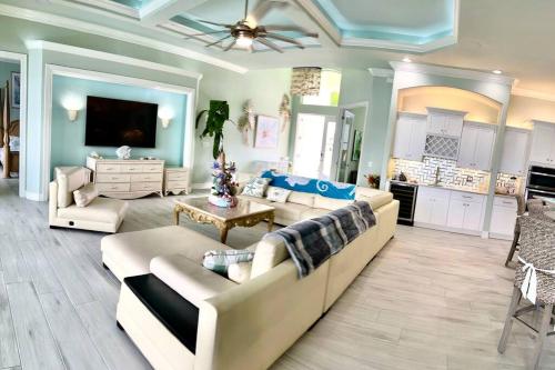Gorgeous Lakefront Heated Pool Home, great Wi-Fi in Cape Coral in Burnt Store Marina (FL)