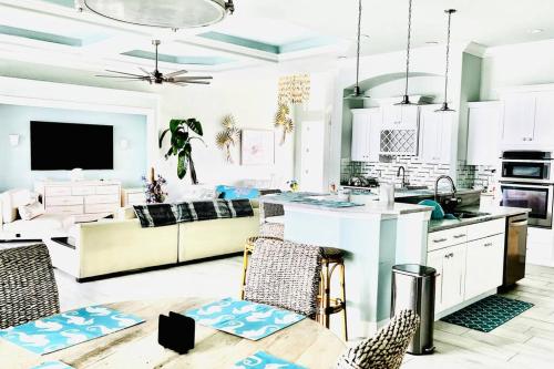 Gorgeous Lakefront Heated Pool Home, great Wi-Fi in Cape Coral in Burnt Store Marina (FL)