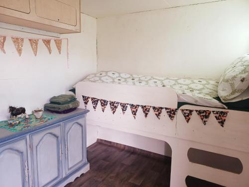 Secluded converted horsebox Retreat in Welcombe