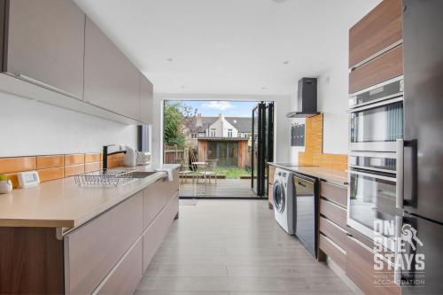 OnSiteStays Dartford 4BR House with Garden, bathroom and ensuite