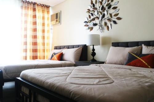 Spacious 3 Bedrooms with wifi access and pool near SM MOA Arena, Манила