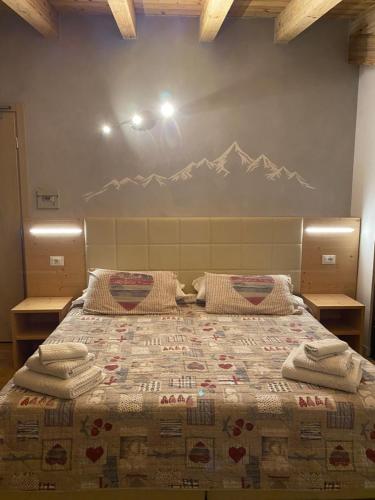 1 queen bed, 1 twin bed