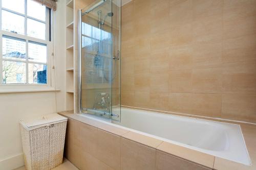 Veeve - Holland Park Townhouse - image 2