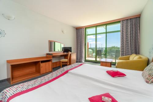Twin Room with Balcony image 3